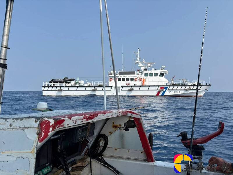 海钓船故障失去动力,澎湖海巡队巡防艇一路戒护安全。(民众提供) 海钓船故障失去动力,澎湖海巡队巡防艇一路戒护安全。(民众提供)