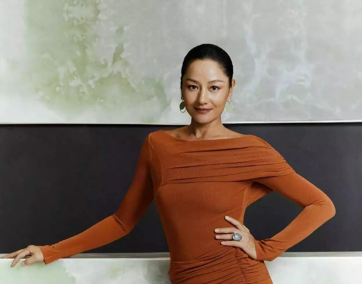 54岁瞿颖隐婚机长多年,不领证的原因说出真相