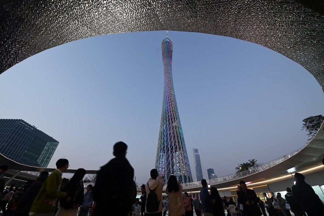 大陆外经贸部前副部长龙永图26日表示,尽管双方仍有分歧甚至冲突,但随著力量对比变... 大陆外经贸部前副部长龙永图26日表示,尽管双方仍有分歧甚至冲突,但随著力量对比变...