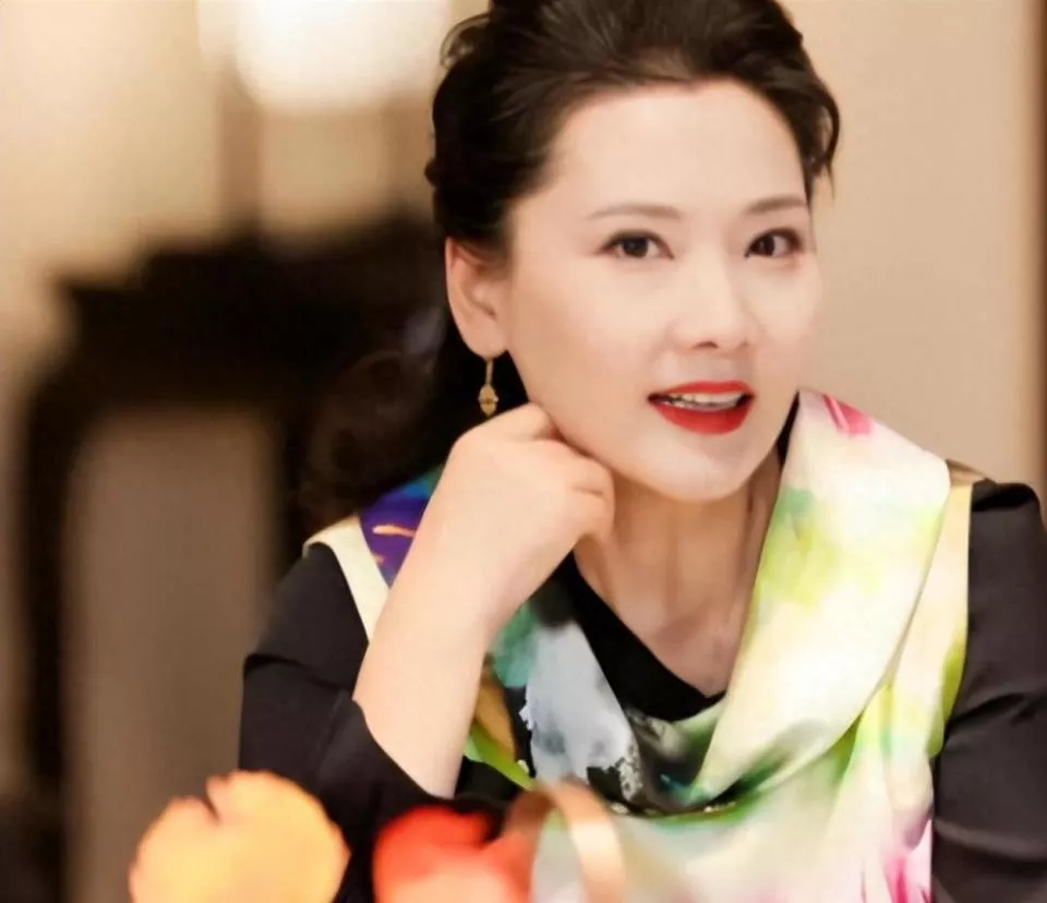 因太美无人敢追,父亲为她终生不娶,老公独宠36年