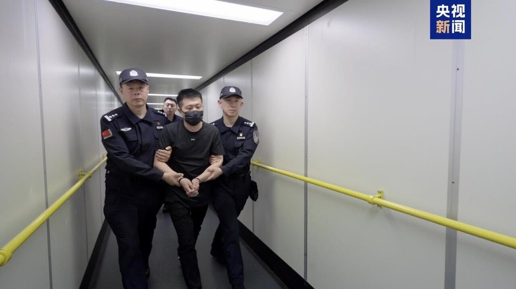 4月29日,在大陆公安部部署、泰国有关部门支持下,天津公安机关将1名重大跨境网路... 4月29日,在大陆公安部部署、泰国有关部门支持下,天津公安机关将1名重大跨境网路...