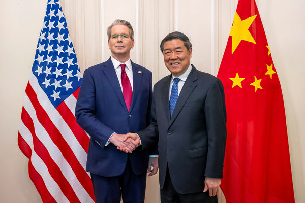 ▲▼中美关税谈判，中方由国务院副总理何立峰领军，美方由财政部长贝森特（Scott Bessent）领军。 （图/路透社）