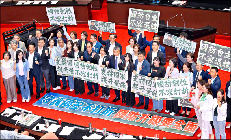 蓝白阉割版国防特别条例通过，造成台湾国防徒有先进武器，却缺乏指挥系统，无异空有拳头却无大脑。 （资料照）