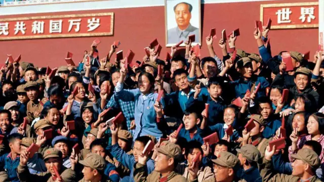 截至1966年11月26日，毛泽东已先后8次接见红卫兵，人数已经达至1100万人。