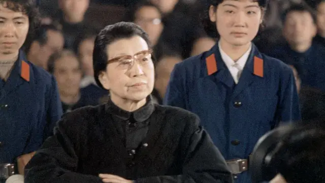 1980年，最高人民法院特别法庭公开审判“四人帮”，江青被判处死刑，缓刑两年执行。