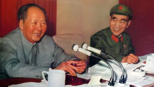 中国国家主席毛泽东（左）与政治领袖林彪同座面带微笑。