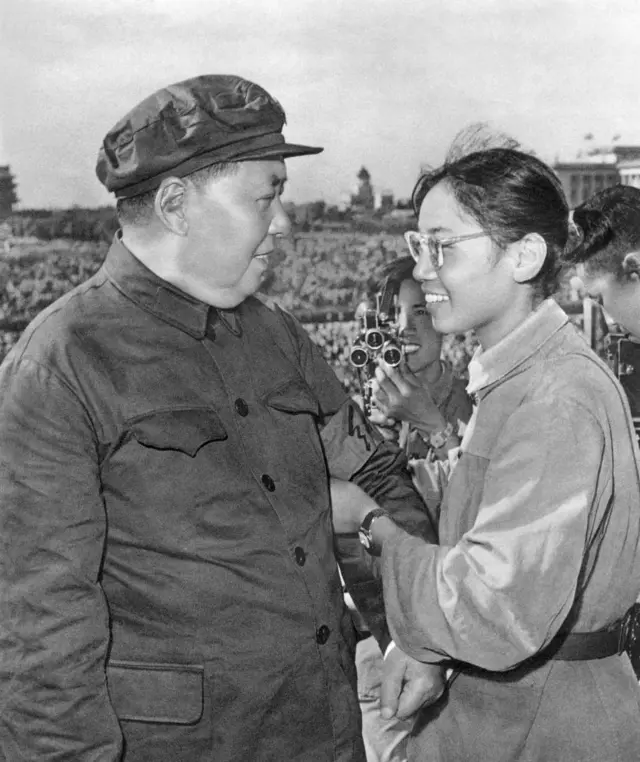 红卫兵领袖宋彬彬为毛配戴红袖章。