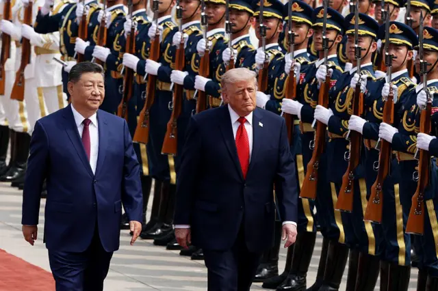 5月14日，美国总统特朗普与中国国家主席习近平在中国北京人民大会堂举行的欢迎仪式上检阅仪仗队。