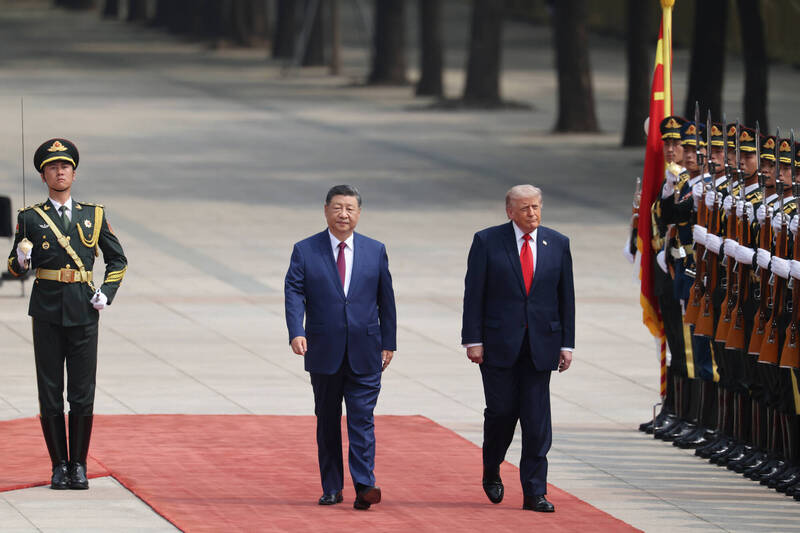 中國國家主席習近平(左)與美國總統川(右),今日上午2人同框照身高看起來皆有190公分,畫面引發各國網友熱烈討論。(美聯社) 中国国家主席习近平(左)与美国总统川(右),今日上午2人同框照身高看起来皆有190公分,画面引发各国网友热烈讨论。 (美联社)