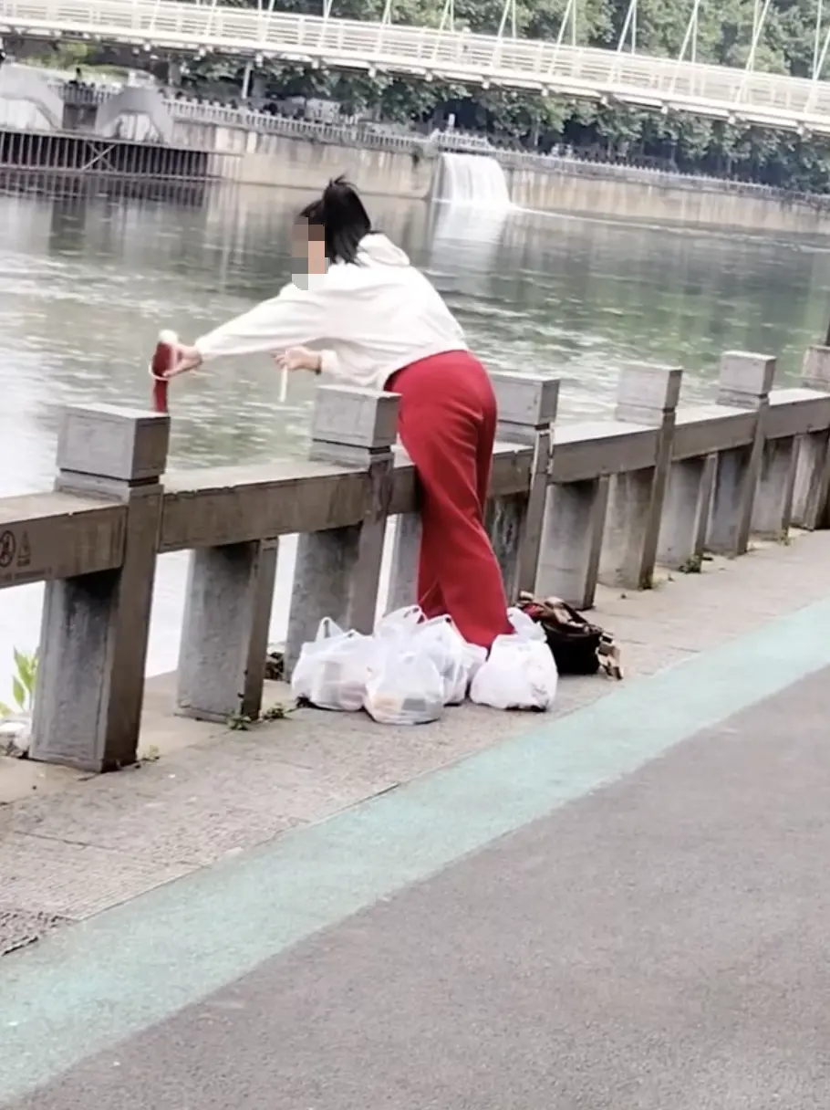 女子河边疑“放生”奶茶,水务部门:已联系警方