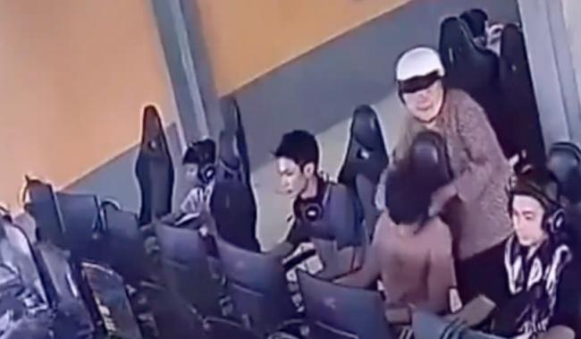 奶奶冲网咖教训孙子竟打错人 男子当下反应绝了 奶奶冲网咖教训孙子竟打错人 男子当下反应绝了