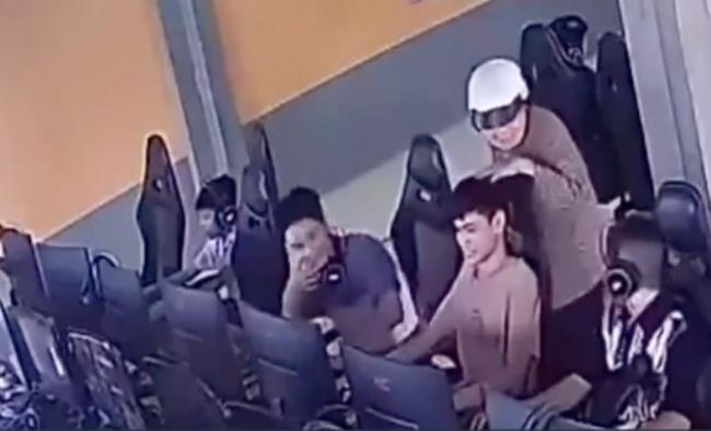 奶奶冲网咖教训孙子竟打错人 男子当下反应绝了 奶奶冲网咖教训孙子竟打错人 男子当下反应绝了