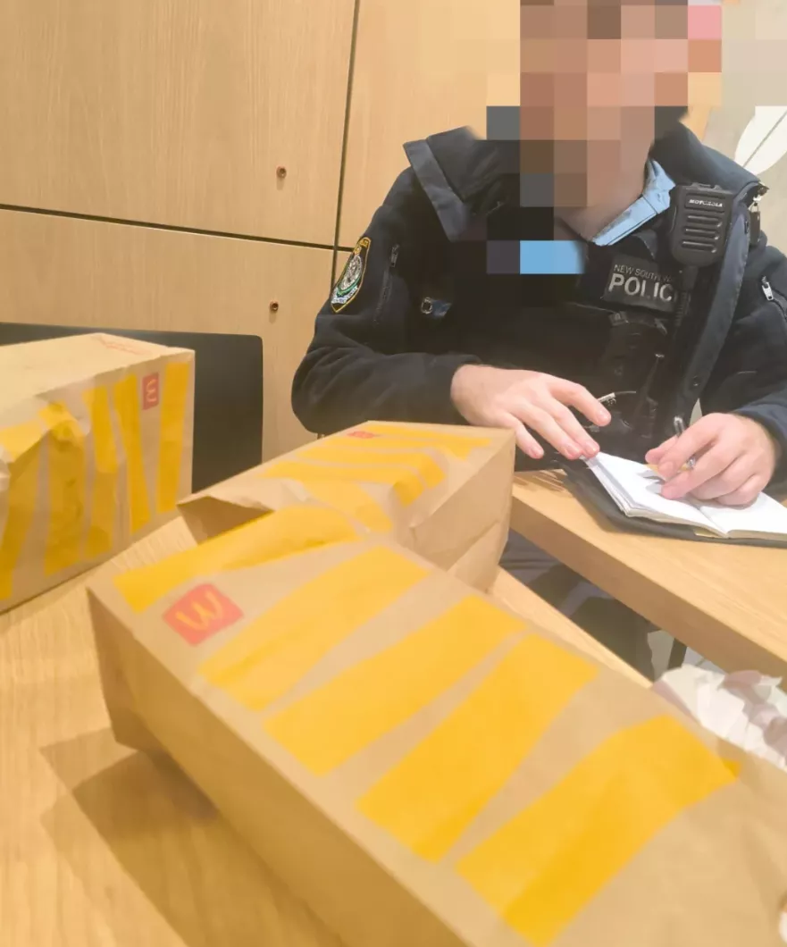 华人吃薯条遭流浪汉掰断手指 警竟称“分不清亚洲人长相”