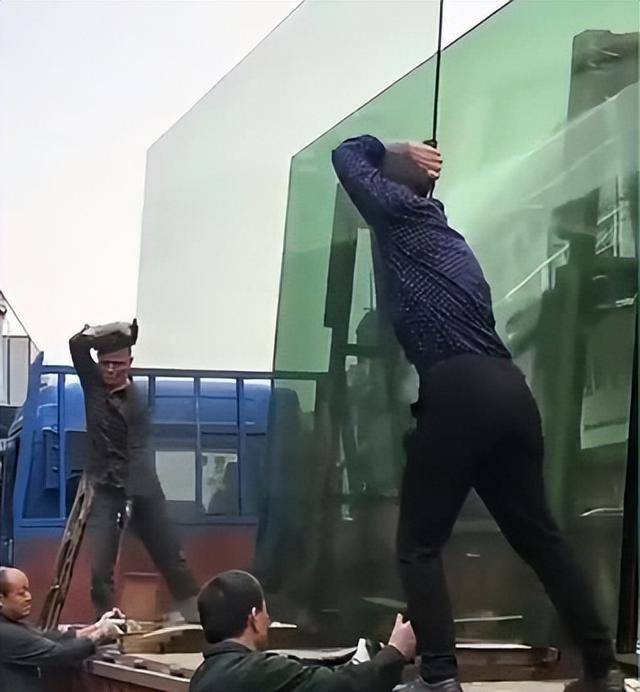 曹德旺有福气！儿子坐马斯克旁，但女儿更厉害
