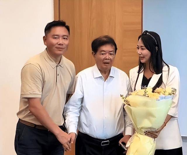 曹德旺有福气！儿子坐马斯克旁，但女儿更厉害