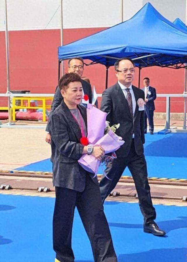 曹德旺有福气！儿子坐马斯克旁，但女儿更厉害