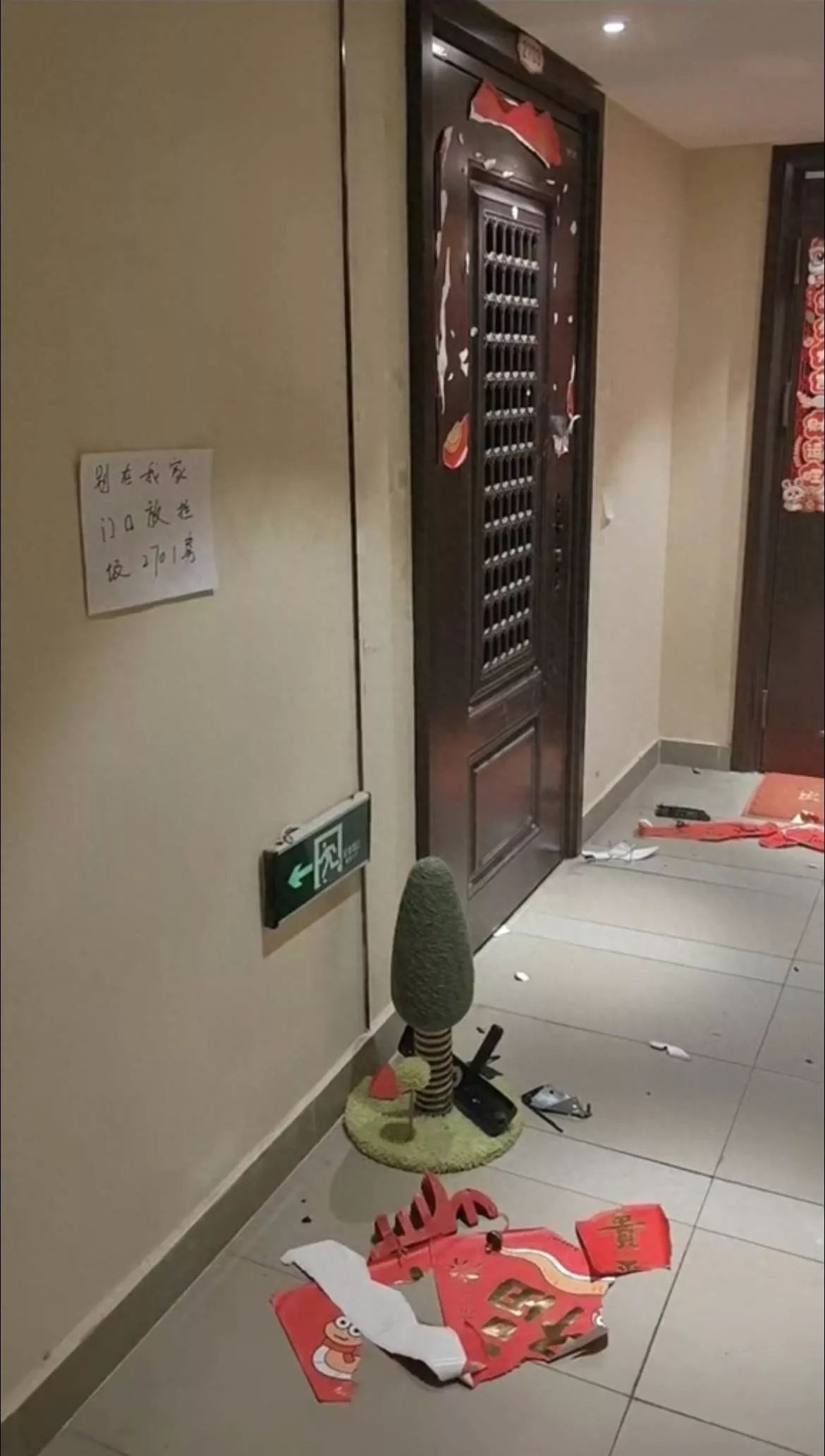 女子提醒邻居别在家门口放垃圾 被对方破门殴打