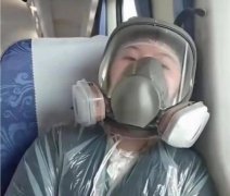 绿皮车现防毒面具？控烟小仙女夸张行径遭群嘲