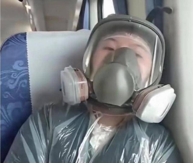 绿皮车现防毒面具？控烟小仙女夸张行径遭群嘲