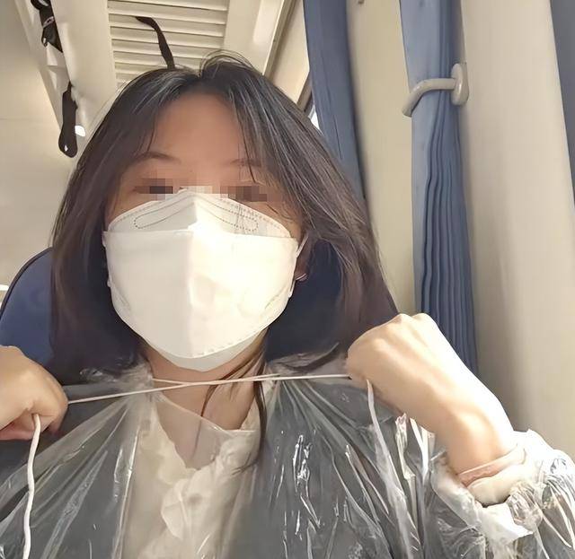 绿皮车现防毒面具？控烟小仙女夸张行径遭群嘲