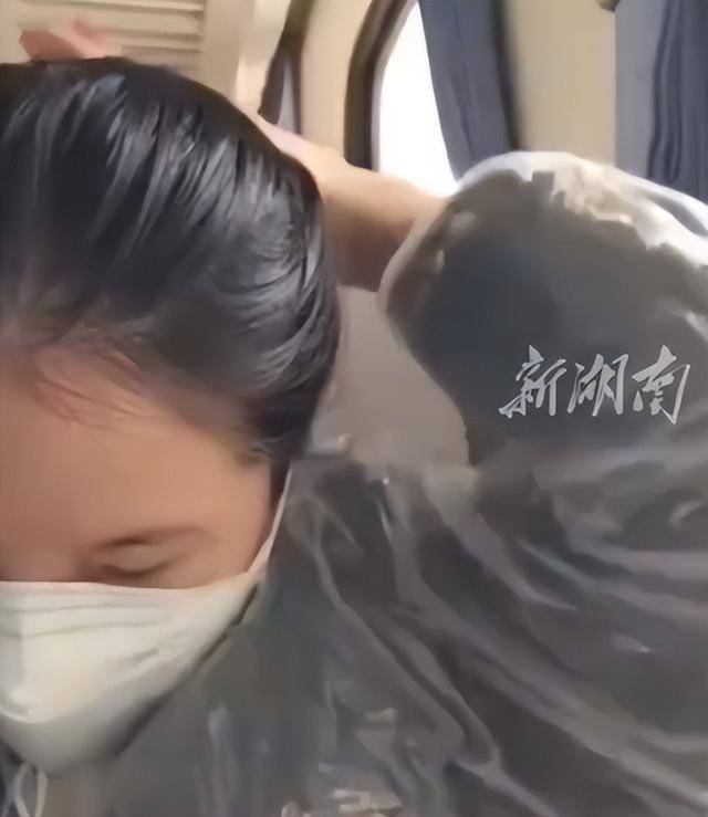 绿皮车现防毒面具？控烟小仙女夸张行径遭群嘲