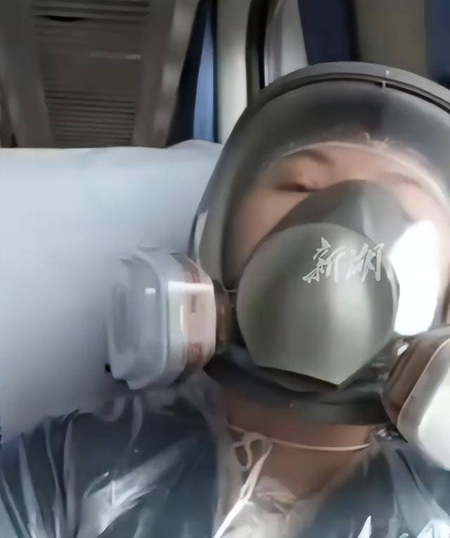 绿皮车现防毒面具？控烟小仙女夸张行径遭群嘲