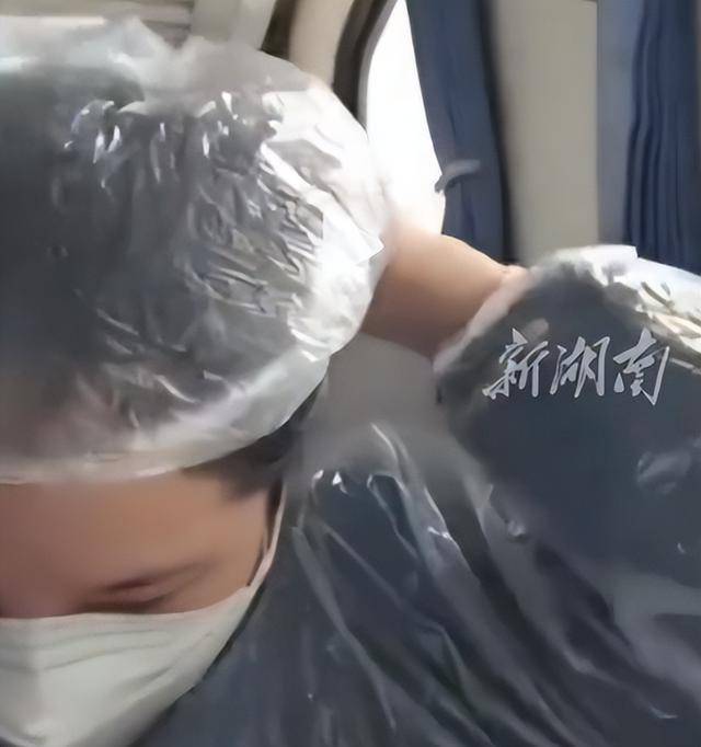 绿皮车现防毒面具？控烟小仙女夸张行径遭群嘲