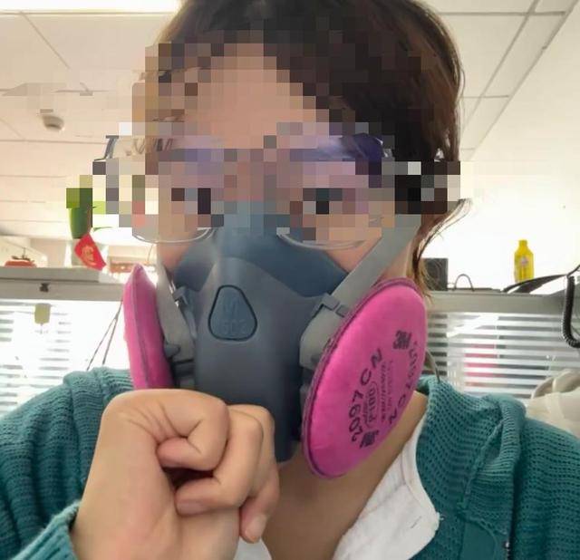 绿皮车现防毒面具？控烟小仙女夸张行径遭群嘲