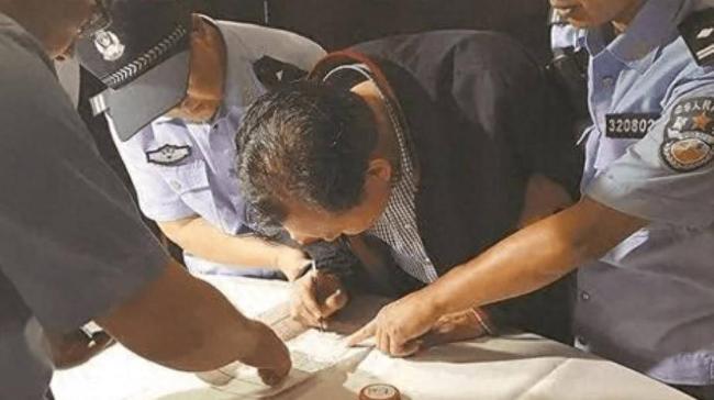 从功臣到死刑犯 高官逃亡三个月头发全白