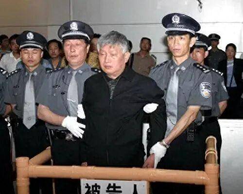 从功臣到死刑犯 高官逃亡三个月头发全白