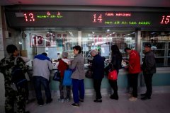 中国疫情再度升温  民众药房买不到药