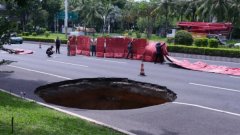 深圳铁路施工附近路面突然塌陷