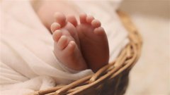 47岁妇腹痛就医才知怀孕1小时后产女　全家吓坏