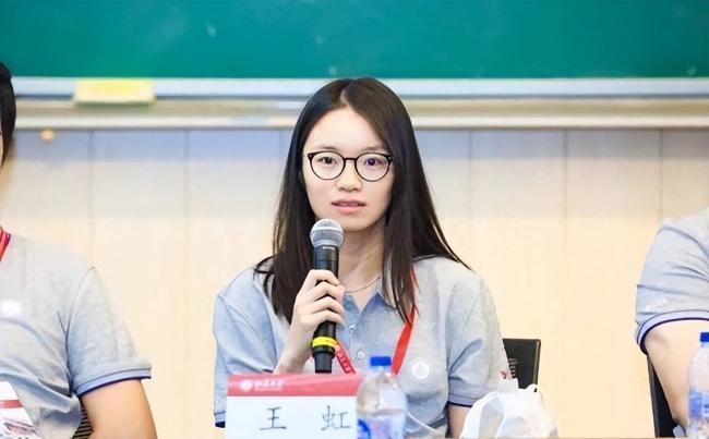 人民日报对王虹的称呼变了，丘成桐没说错