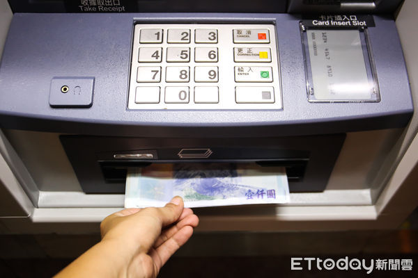 ▲▼提款机,ATM,提钱,取款,诈骗,薪水,理财,借钱,收入,支出,月光族,银行,帐户。（图／记者周宸亘摄）有LOGO版，原编号2784228.