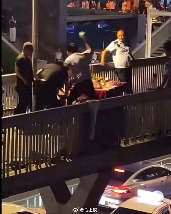 武汉警方通报,1名城管协管员巡查时因摆摊问题与2名摊贩发生口角,先遭2人殴打,随... 武汉警方通报,1名城管协管员巡查时因摆摊问题与2名摊贩发生口角,先遭2人殴打,随...