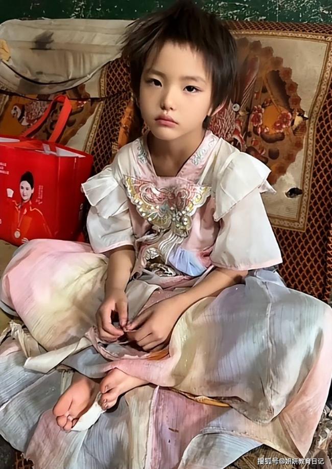 农村小学女生相貌惊艳,网友却说灾难 农村小学女生相貌惊艳,网友却说灾难