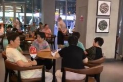 中国大妈占座蹭冷气  星巴克“放大招”网友力挺
