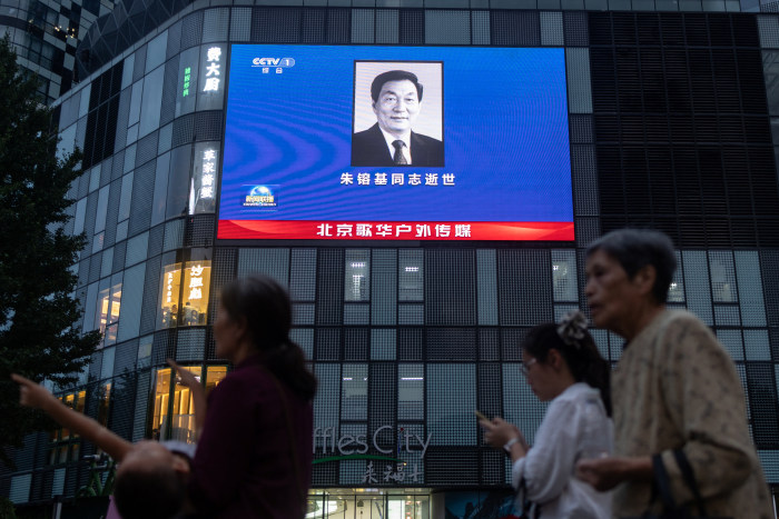 上周三朱镕基离世当天，一家商场的大屏上显示了他的肖像。