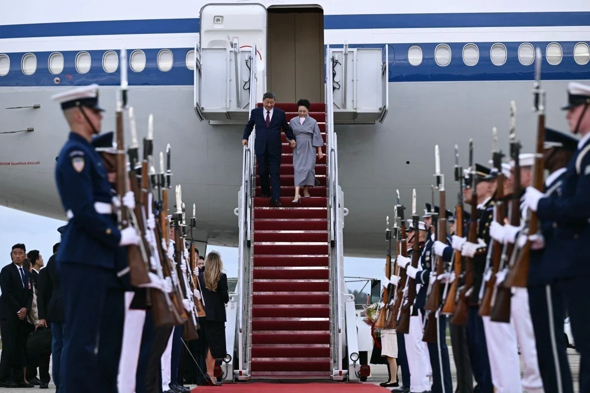 中國國家主席習近平和夫人彭麗媛搭乘中國國際航空公司的飛機,於9月23日抵達馬裡蘭州安德魯斯聯合基地。(法新社)