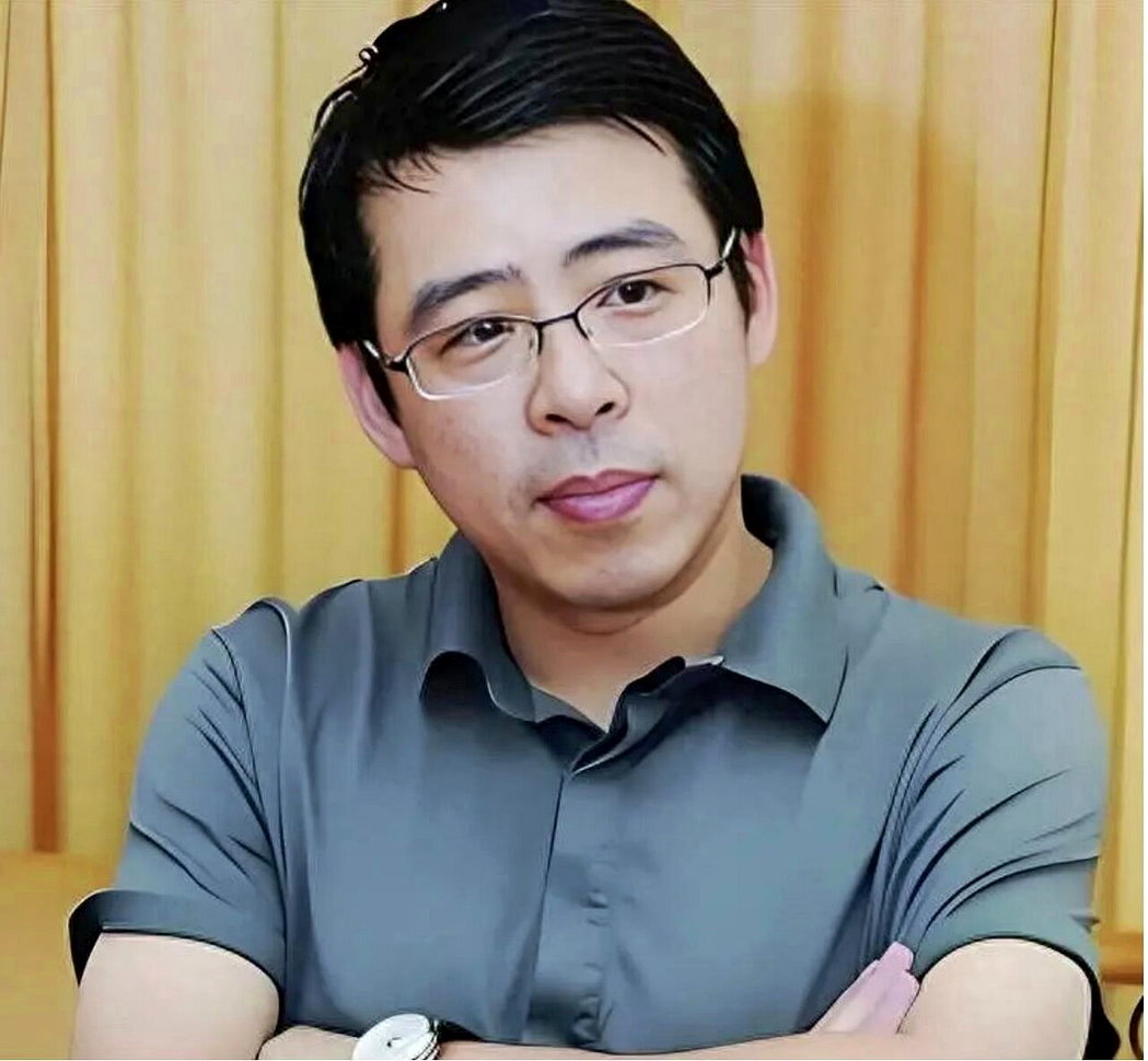 前大陆央视知名主持人阿丘(邱孟煌)在广西桂林举办收费活动时,且擅自使用「央视」及... 前大陆央视知名主持人阿丘(邱孟煌)在广西桂林举办收费活动时,且擅自使用「央视」及...