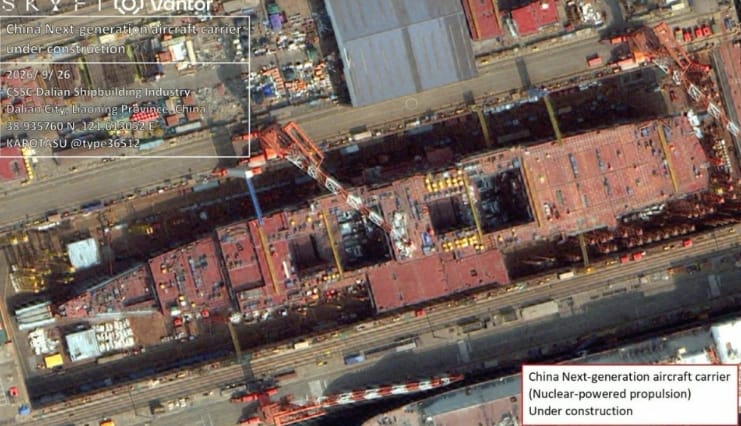 衛星拍到正在建造中的中國004型航母。左舷已裝2塊「巨大外飄結構」。 圖 : 翻攝自SKYF Vantor