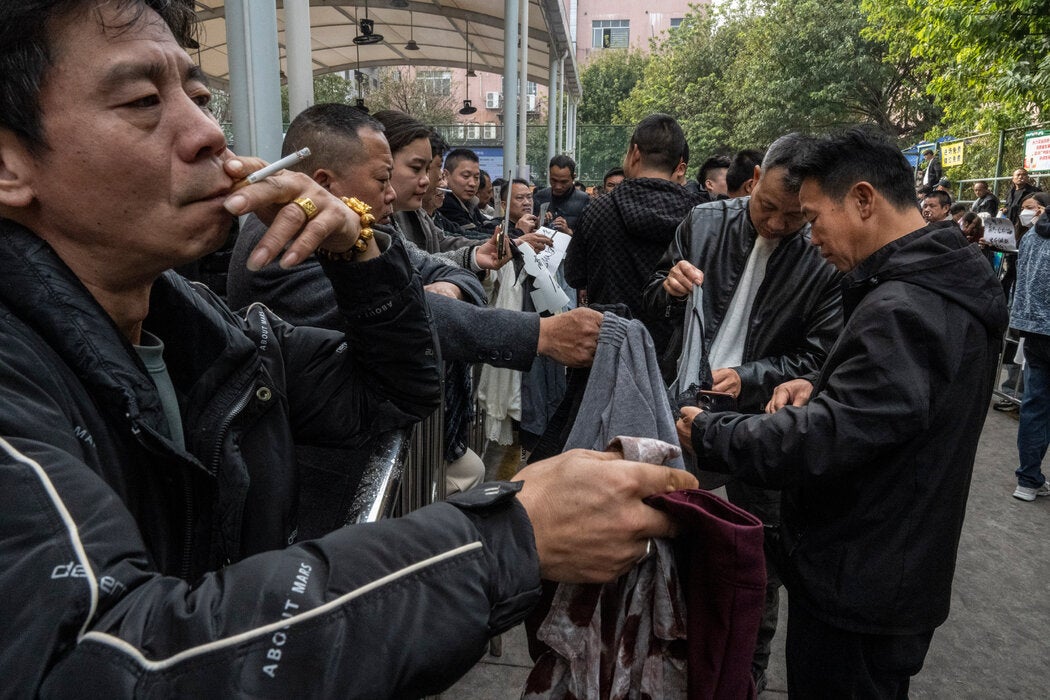 在广州的一个劳动力市场,带着服装样品的工厂老板们正在招募服装工人。