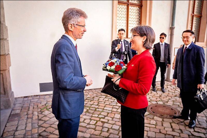 副总统萧美琴2024年在就职前出访捷克，期间遭中国外交人员跟监尾随；图为捷克参议院议长维特齐与萧美琴的合照。（取自维特齐X）