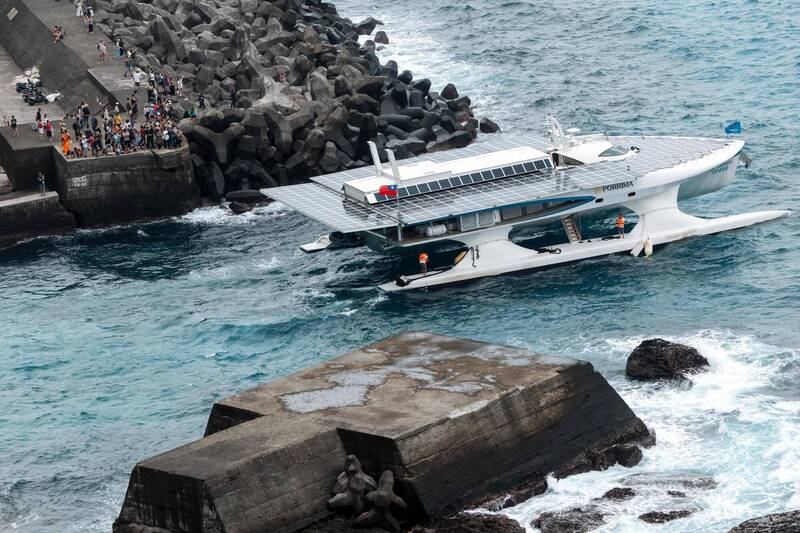 菲律賓巴丹群島對於美國保衛台灣至關重要。圖為2026年6月15日,在台灣蘭嶼一艘名為「Ovayan」的傳統木製獨木舟與支援船「Porrimap」準備前往巴丹群島。(法新社)