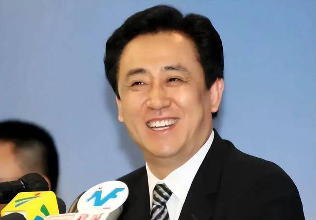 许家印有多狂，从他的名片就能看出